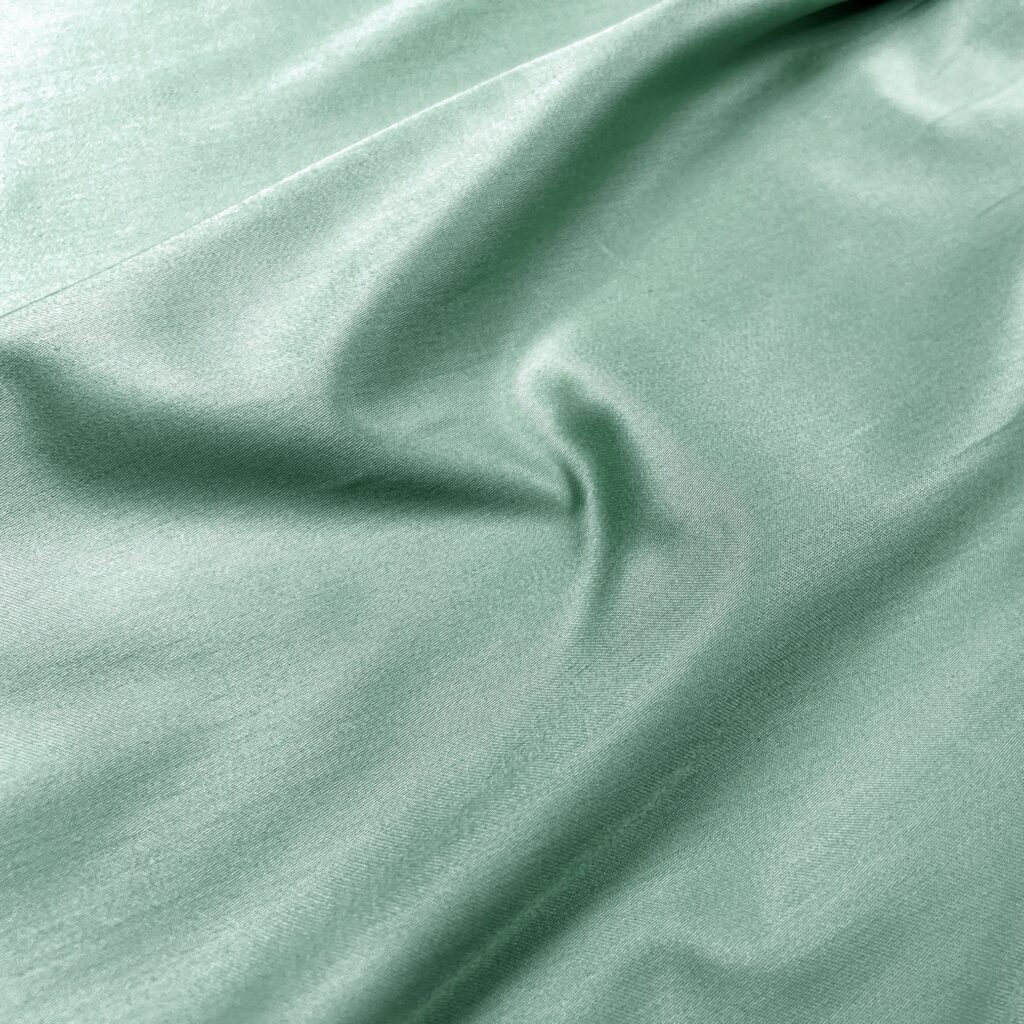 Satyna bawełniana – elegancka tkanina na pościel i odzież