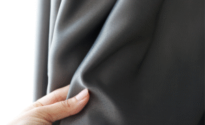 Tkaniny zasłonowe – materiał na zasłony do salonu i sypialni