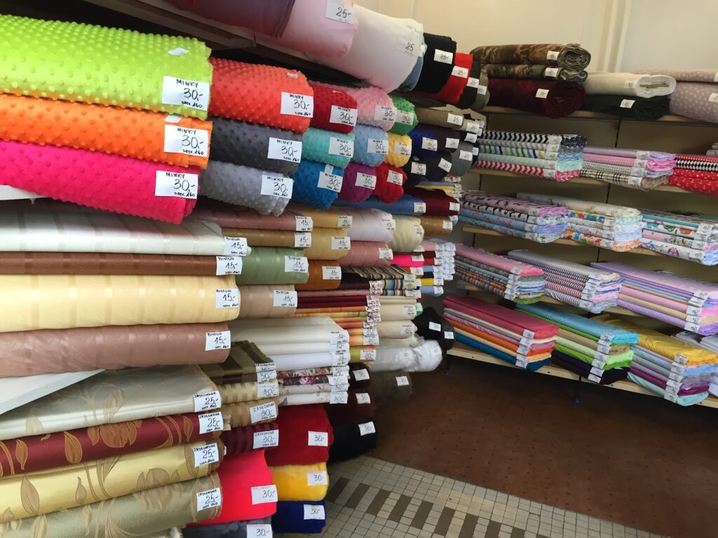 Stacjonarny sklep z tkaninami i pasmanterią w Warszawie, tkaniny na metry