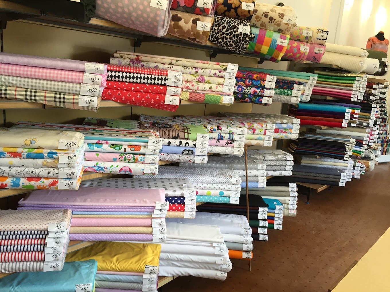 Stacjonarny sklep z tkaninami i pasmanterią w Warszawie, tkaniny na metry
