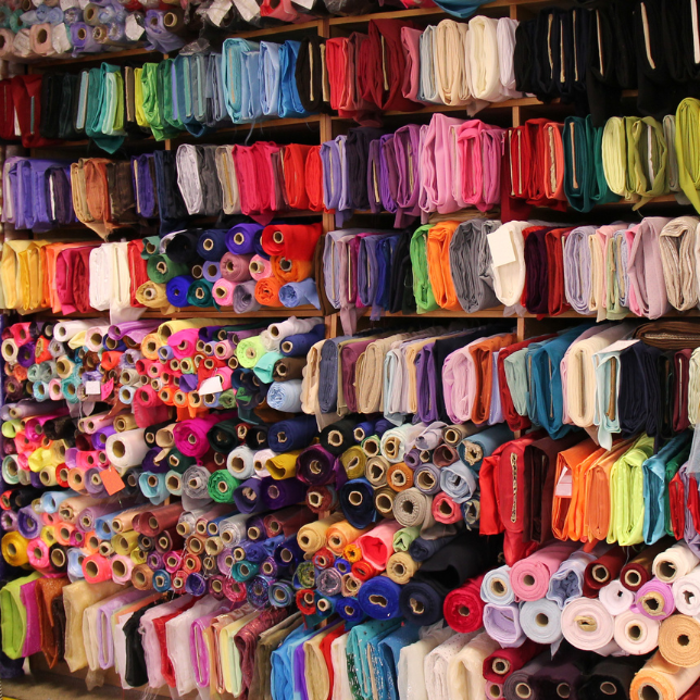 Sklep z tkaninami w Warszawie: tkaniny bawełniane, pościelowe i dziecięce, dzianiny oraz pasmanteria.