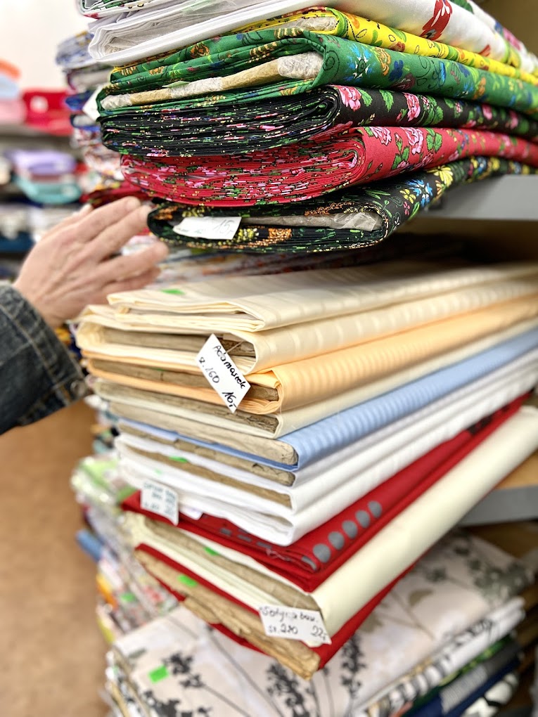 Stacjonarny sklep z tkaninami i pasmanterią w Warszawie, tkaniny na metry