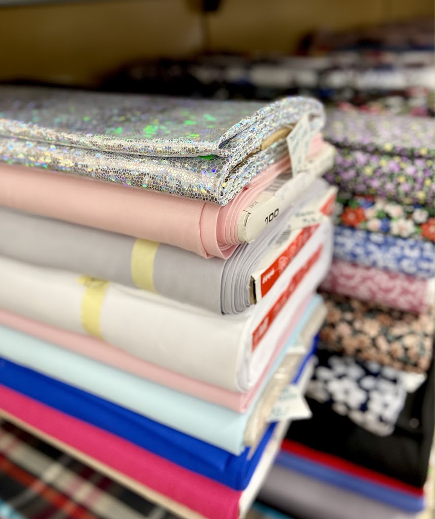 Stacjonarny sklep z tkaninami i pasmanterią w Warszawie, tkaniny na metry
