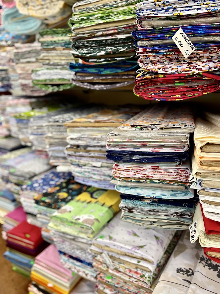 Stacjonarny sklep z tkaninami i pasmanterią w Warszawie, tkaniny na metry