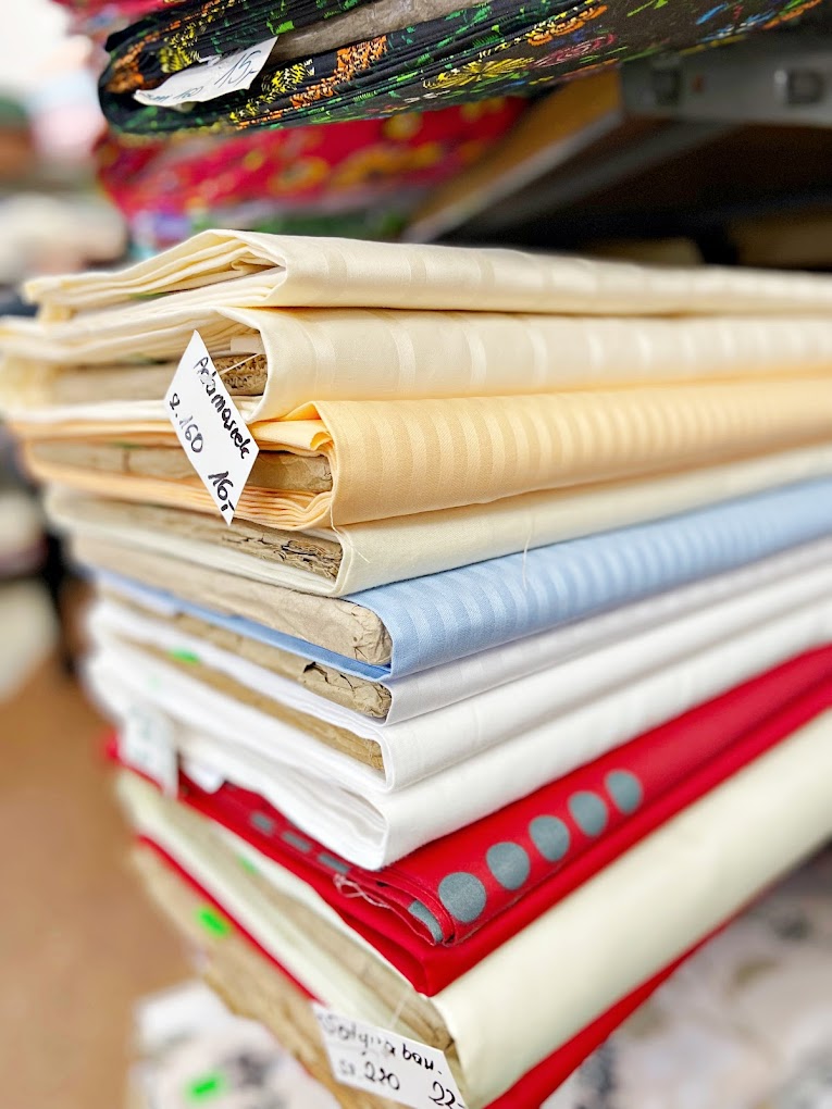 Stacjonarny sklep z tkaninami i pasmanterią w Warszawie, tkaniny na metry