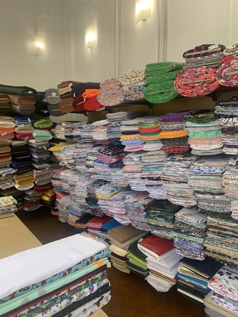 Stacjonarny sklep z tkaninami i pasmanterią w Warszawie, tkaniny na metry